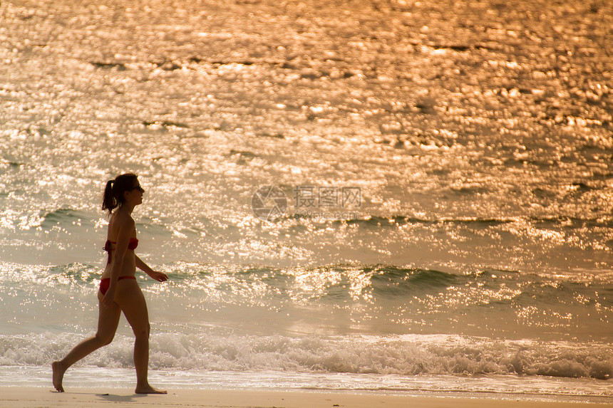 女孩在海滩上的女孩旅行海浪女士红色太阳图片