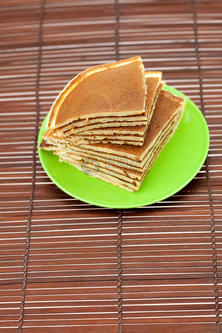 煎饼放在竹垫上的盘子上食物饼子甜点早餐餐具材料场景竹子金子小吃图片