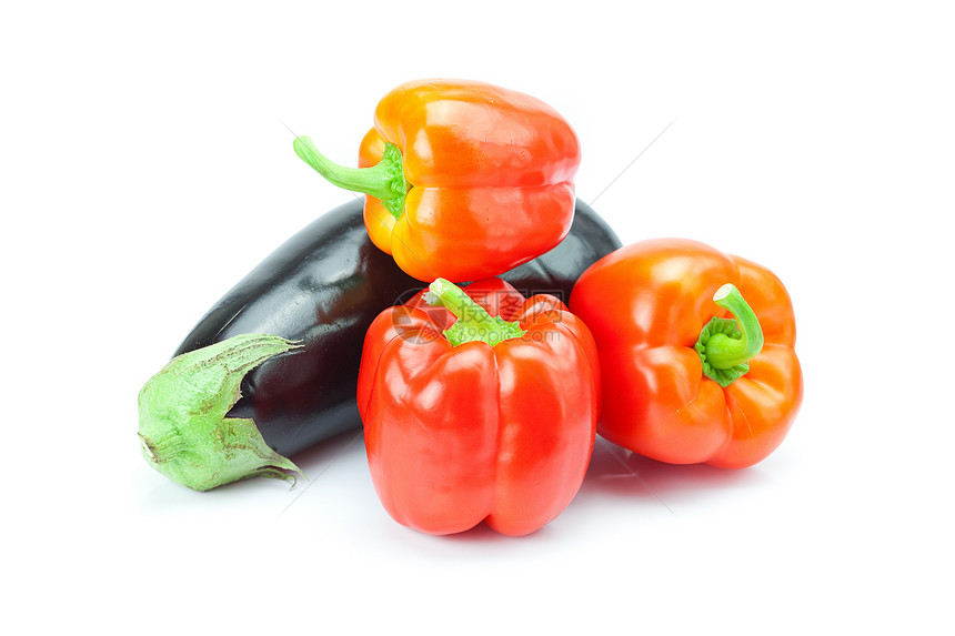白上孤立的红胡椒和茄子店铺水果生物宏观生物学食物文化午餐紫色晚餐图片