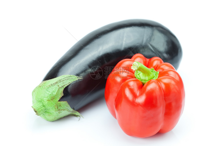 白上孤立的红胡椒和茄子植物蔬菜午餐晚餐食物紫色早餐文化生物学水果图片