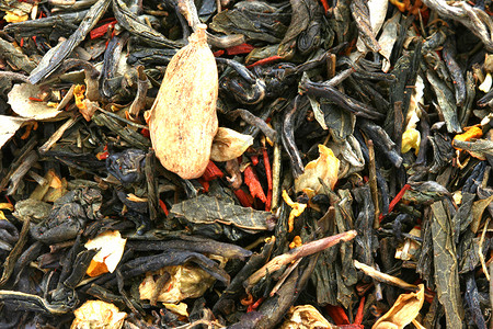 带鲜花花蕾的黑茶背景图片