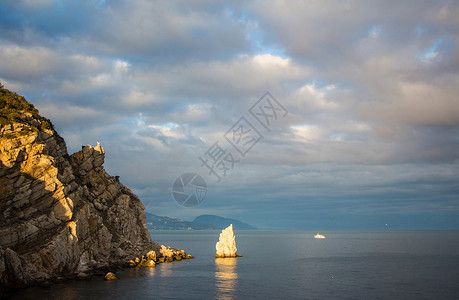 叫做赛船的岩石风景天空天气风暴海景海浪地平线大风背景图片