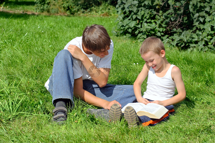 青少年和儿童阅读书家庭故事朋友们夫妻大部阅读男性头书讨论讲话图片