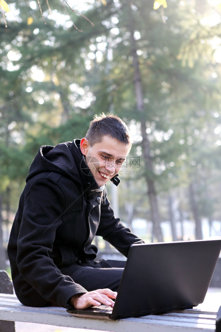 公园有笔记本电脑的人快乐微笑男人工作树木男性头发面漆互联网成人图片