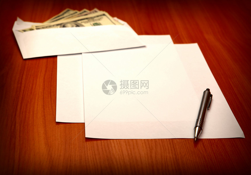 带有金钱和空纸信封的信封桌子礼物薪水商业金融签名合同现金协议叶子图片