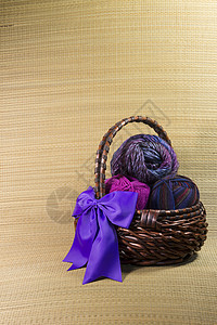 马特背景上有大紫弓的Yarn篮子背景图片
