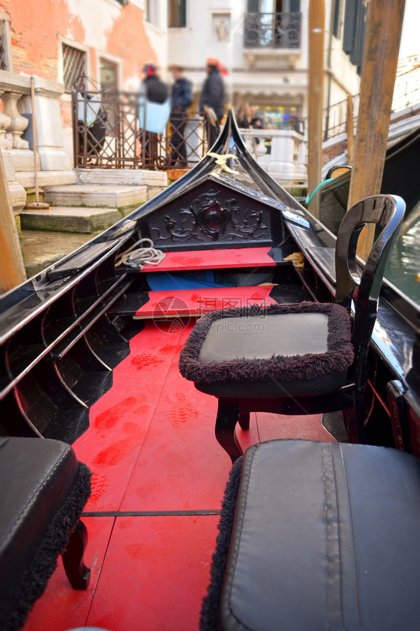 典型的威尼斯船贡多拉建筑学旅游游客座位闲暇旅行运输历史假期运河图片