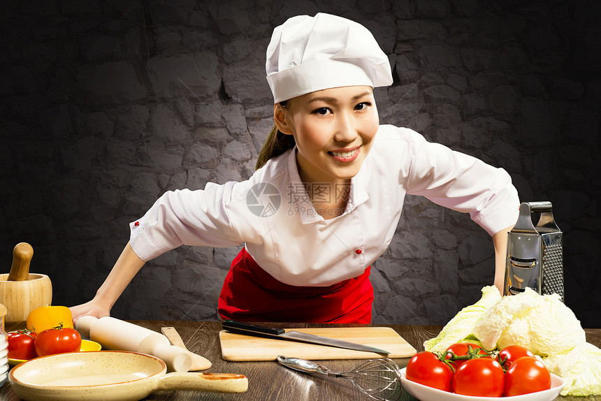 亚洲女性烹饪人下巴助手职业柜台肤色蓝色餐厅成人面包师食物图片