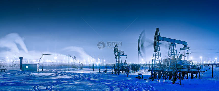冬季晚上全景油泵图片