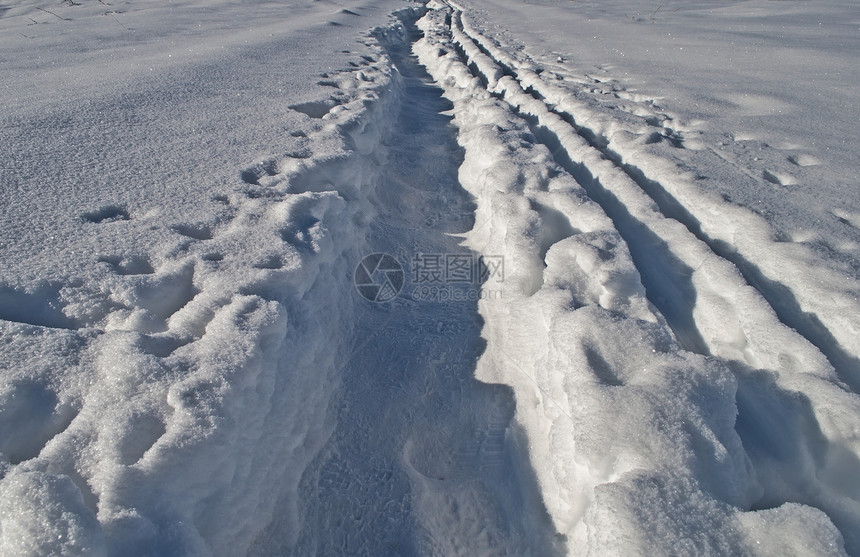 雪中路径漂移天气雪堆小路阳光滑雪白色人行道季节图片