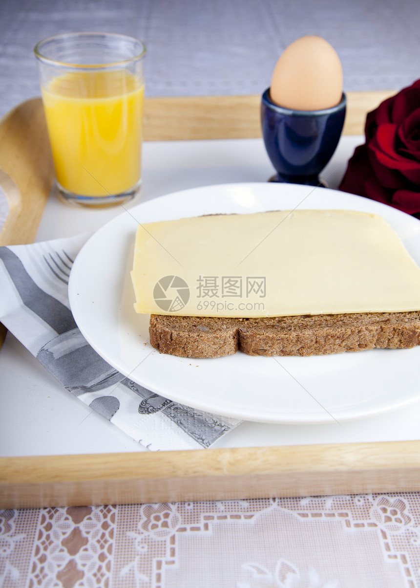 面包 奶酪 鸡蛋和橙土的餐盘早餐木板奶制品白色厨房玻璃饮食盘子食物木头产品图片