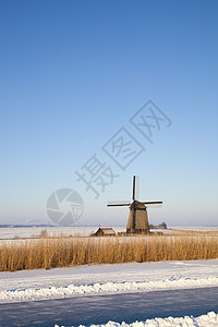 荷兰语著名的冬季风车 有雪 冰和蓝天空风景建筑学建筑房子农村历史性地标天空刀刃背景