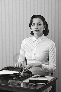 女性在办公室打字复古商务乡愁打字机壁纸女子人士成人桌子邮票背景图片