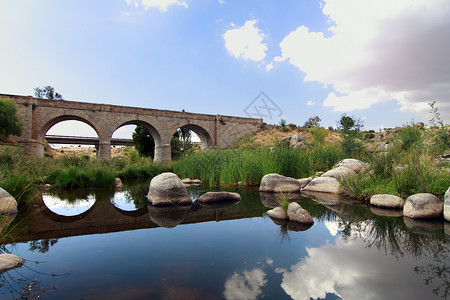 一座旧石桥的照片高清图片