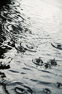 城市雨水坑海浪图片