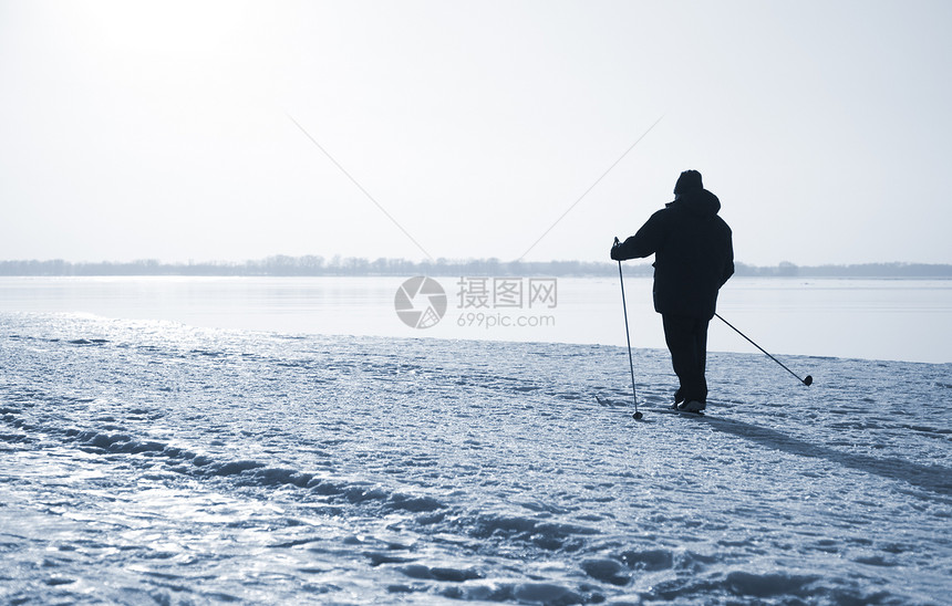 滑雪车滑雪板老年滑雪者运动毅力老人孤独蓝色耐力男人图片