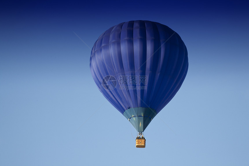 热空气气气球天空航班空气运动蓝色闲暇漂浮娱乐庆典运输图片