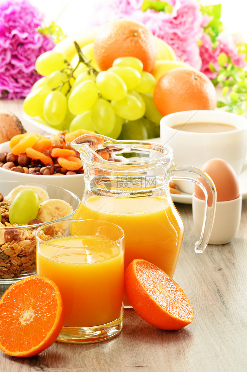 早餐 包括咖啡 面包 蜂蜜 橙汁 梅斯利a水果杂货店果汁餐厅香蕉种子橙子盘子杯子粮食图片