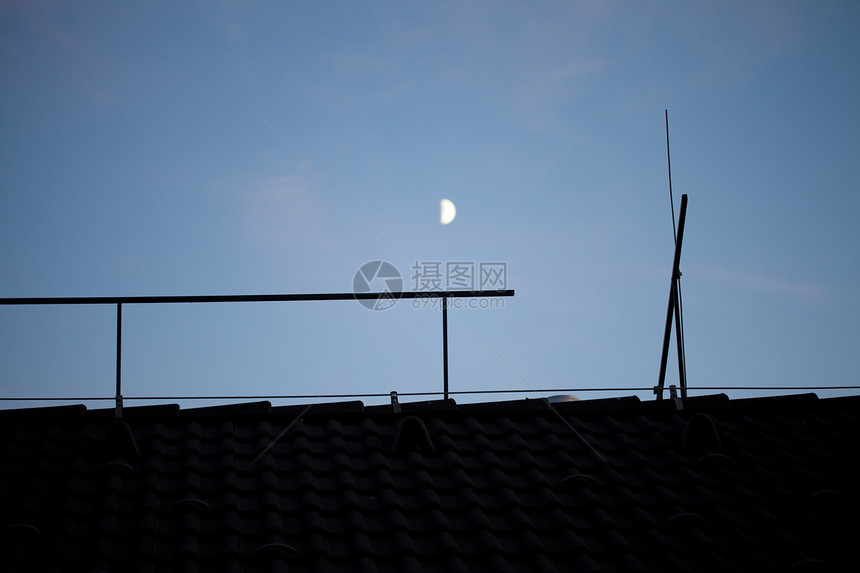 月亮在天顶的夜空中阳光场景全景蓝色自由风景框架天空天气摄影图片