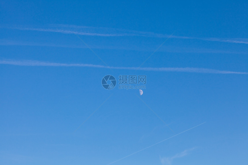 在蓝天背景上飞着风筝孩子天空场景飞行蓝色运动细绳城市孤独追求图片