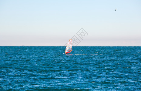 杨帆起航再创辉煌里雅斯特海中的风景冲浪板漂浮日光木板蓝色闲暇男人地平线力量海洋背景