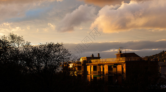 里雅斯特多云的天空房子时间城市建筑太阳天气多云树木高清图片