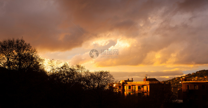 里雅斯特多云的天空城市天气多云太阳树木建筑时间房子图片