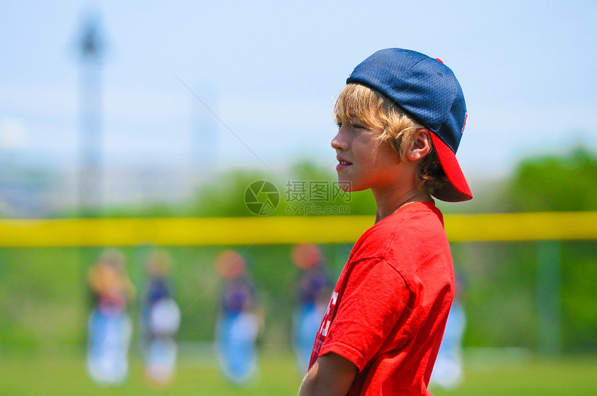 男孩站在棒球场上图片