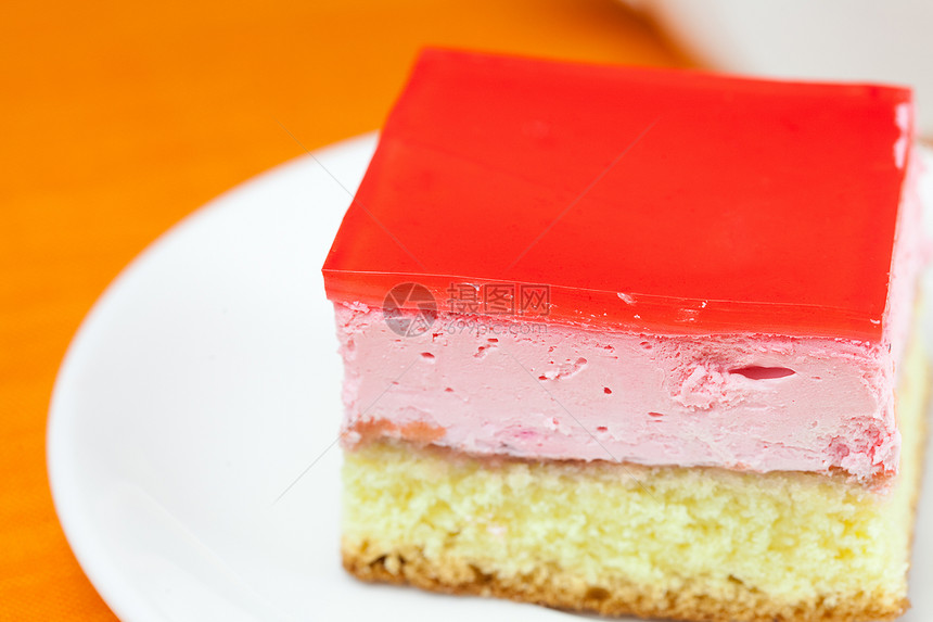 在盘子上的蛋糕 躺在橙色布上坚果液体倾斜文化美食糖果桌子食物飞碟糕点图片