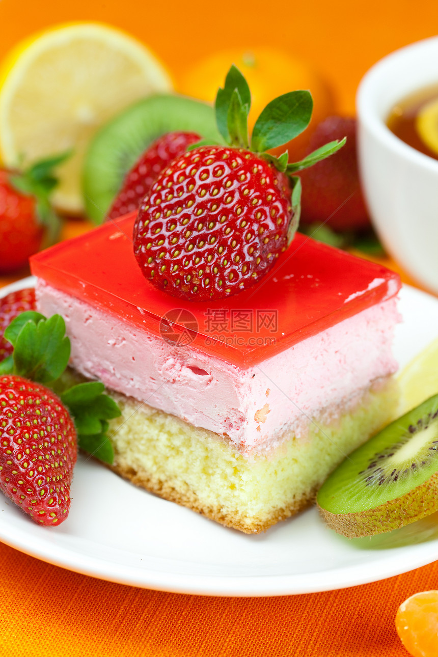 柠檬茶 基威茶 蛋糕和草莓浆果盘子巧克力糕点奇异果叶子坚果甜点文化奶油图片