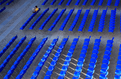 户外电影院的空白蓝椅子娱乐广播座位蓝色音乐会会议塑料音乐背景图片