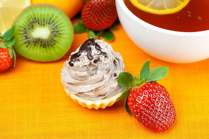 柠檬 莱蒙茶 曼丹丹林 基维 蛋糕和草莓文化甜点水果奶油盘子奇异果液体糕点橙子飞碟图片
