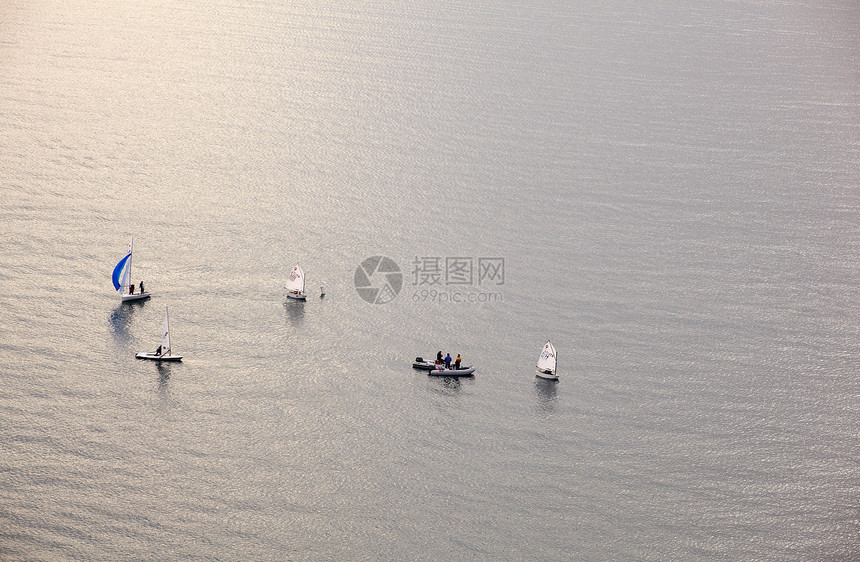 游艇赛马场日落帆板赛车太阳水手们风帆训练天气图片