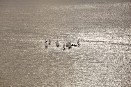 游艇赛马场水手们赛车日落太阳风帆训练天气帆板背景图片