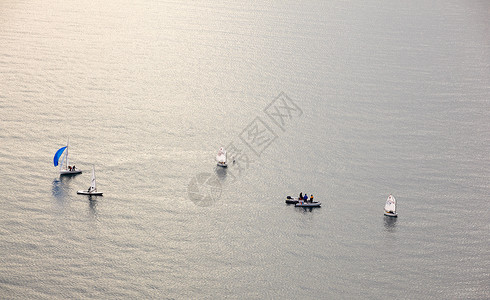 游艇水手们太阳帆板风帆赛马场天气训练日落赛车背景图片