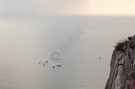 游艇赛车水手们赛马场天气日落岩石悬崖风帆太阳训练背景图片