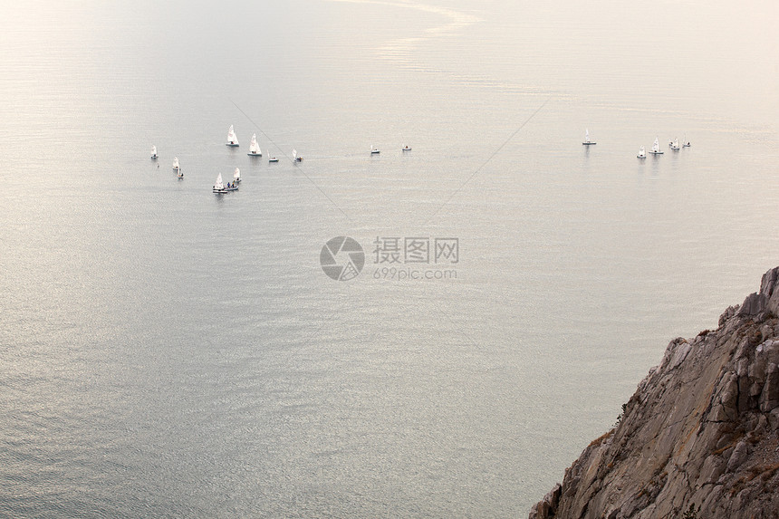 游艇帆板岩石悬崖天气赛马场水手们日落风帆太阳训练图片