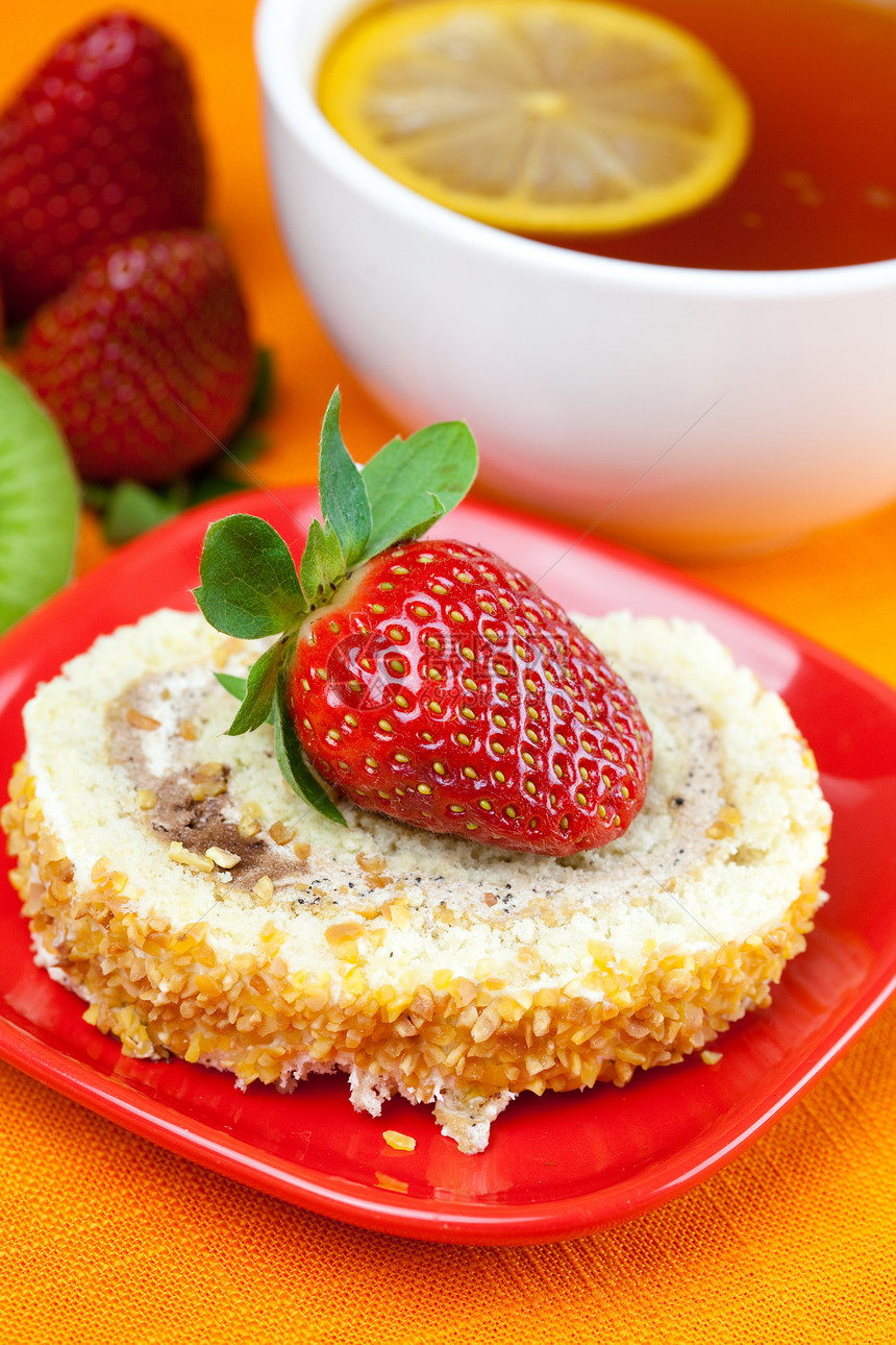 柠檬 莱蒙茶 曼丹丹林 基维 蛋糕和草莓奇异果橙子杯子糕点餐具坚果液体奶油叶子文化图片