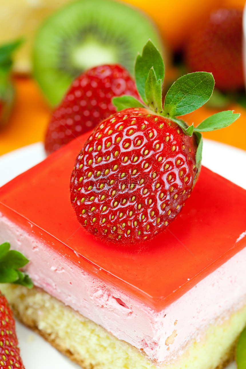 柠檬茶 基威茶 蛋糕和草莓糕点奇异果叶子飞碟液体早餐甜点水果盘子浆果图片