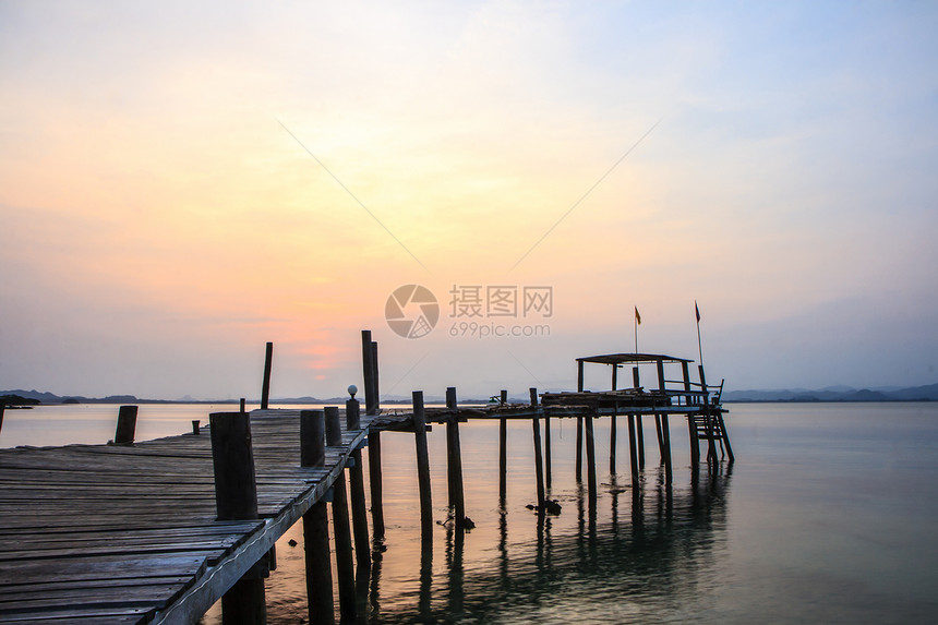 海上木桥木头旅游假期波浪游客木板热带旅行日落游泳图片