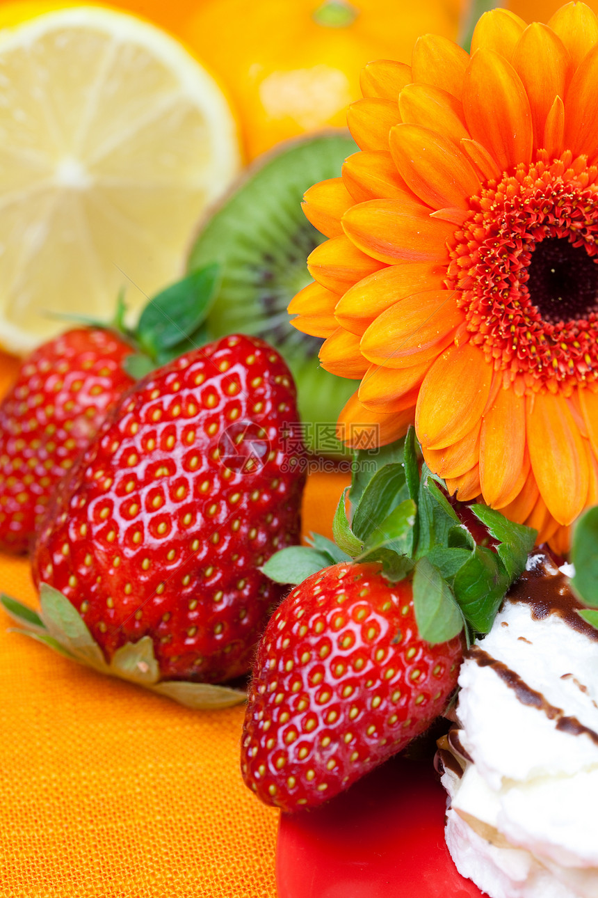 柠檬 格贝拉 蛋糕和草莓 落在橙色布料上糖果水果文化糕点橙子食物早餐种子餐具咖啡图片