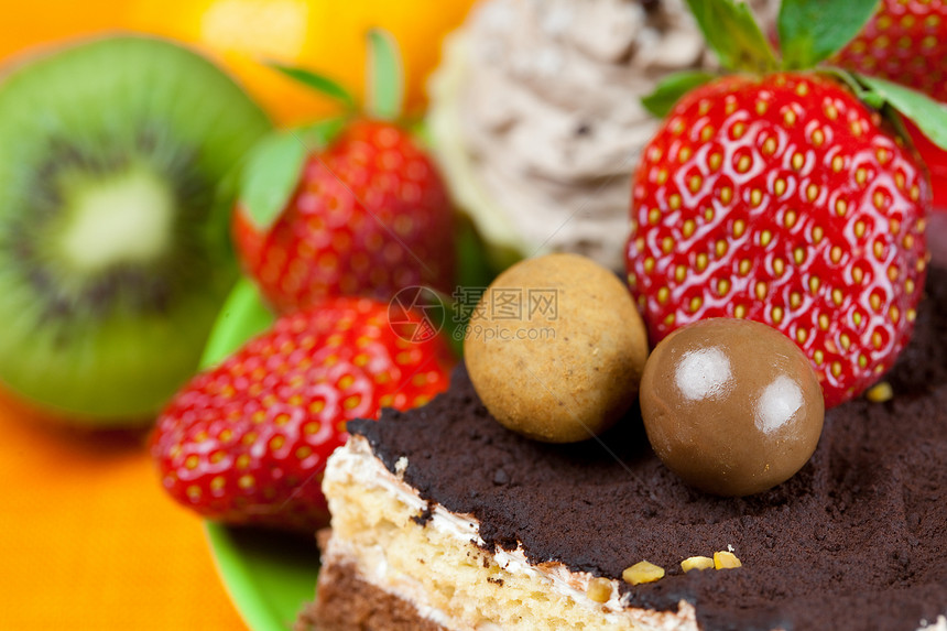 蛋糕 巧克力糖果 橘子 木薯和草莓奇异果水果叶子早餐美食酒吧奶油柠檬盘子浆果图片