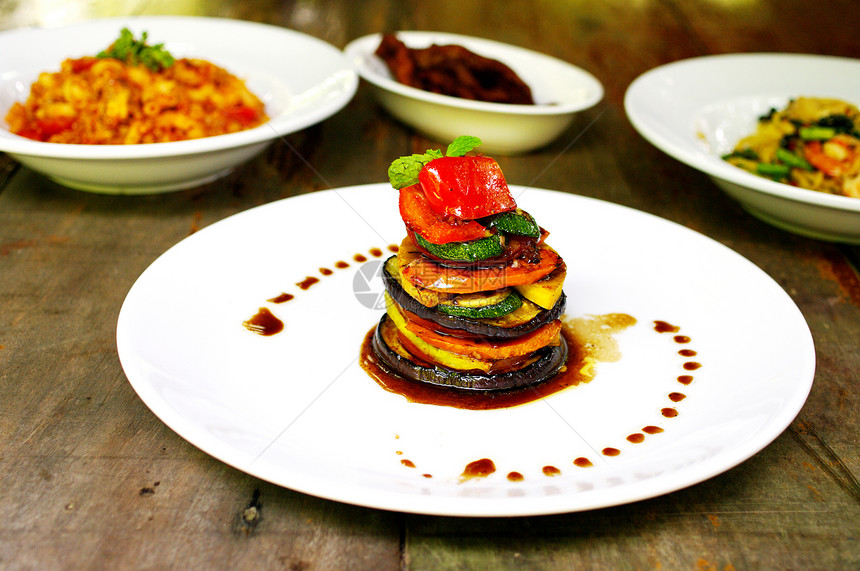蔬菜食品佳肴黄瓜茄子白盘子低脂肪装饰食物美食生活方式餐厅图片