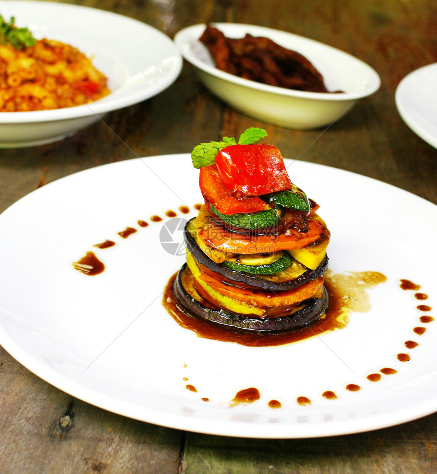 蔬菜食品食物低脂肪黄瓜装饰美食生活方式餐厅白盘子美味茄子图片