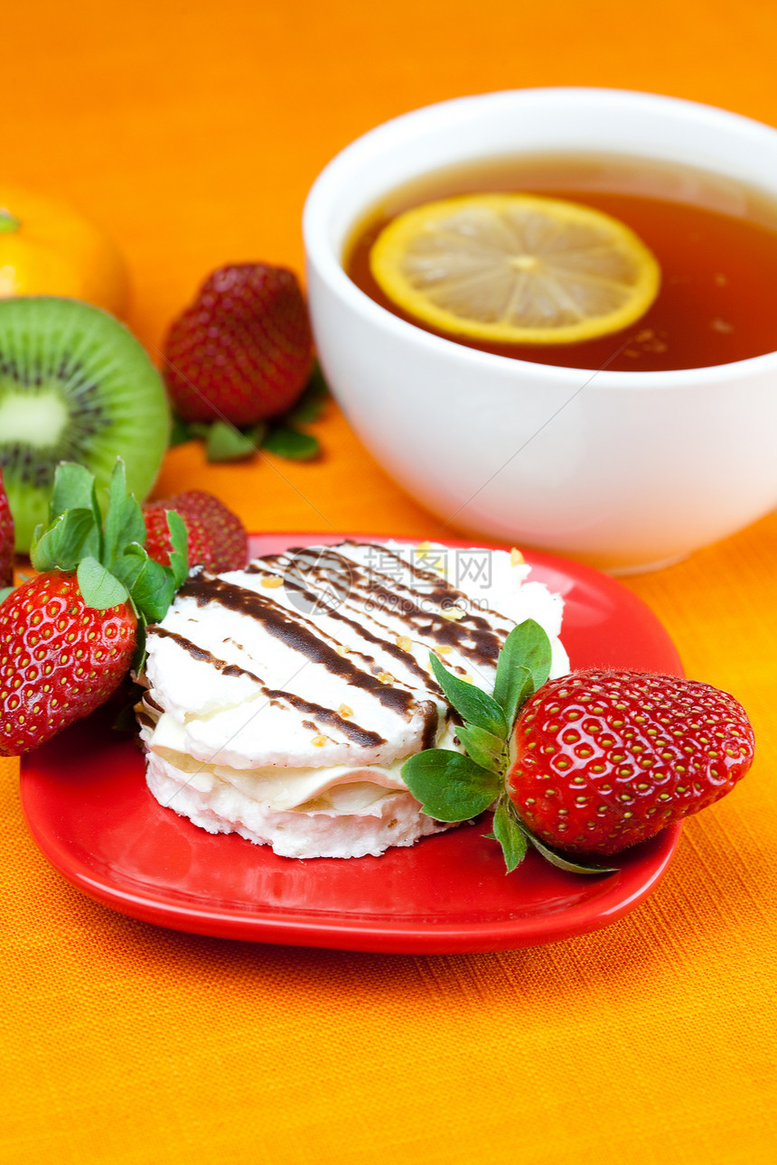 柠檬茶 基威茶 蛋糕和草莓坚果糕点水果浆果糖果织物文化奶油液体餐具图片