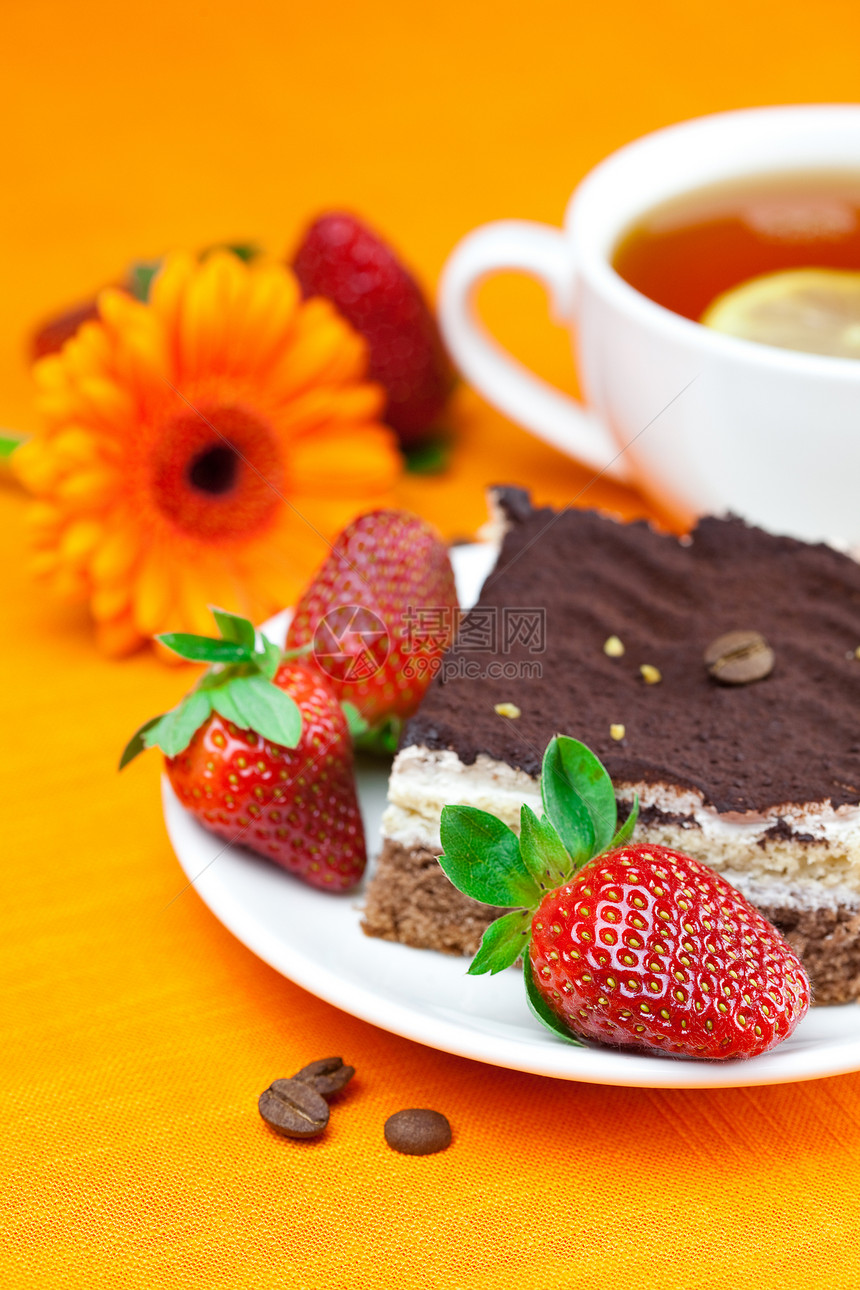 橘子酱上躺着的雪贝拉 柠檬茶 蛋糕和草莓液体盘子糖果粮食美食水果甜点巧克力织物食物图片