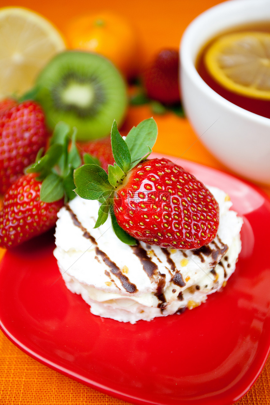 柠檬茶 莱蒙 通达林 kiwi 蛋糕和草莓奶油糕点坚果柠檬橙子织物美食飞碟杯子早餐图片