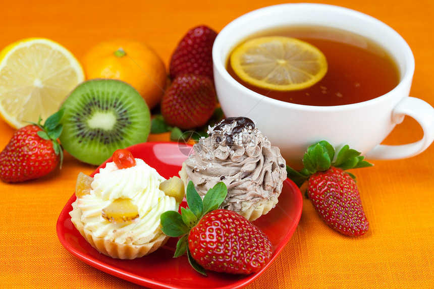 柠檬 莱蒙茶 曼丹丹林 基维 蛋糕和草莓早餐食物液体美食橙子盘子浆果文化奶油餐具图片