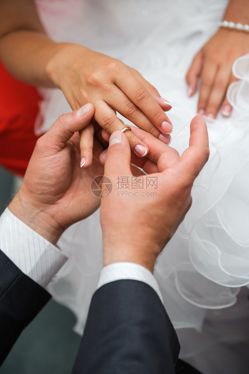 新娘把戒指戴在新娘的手指上图片