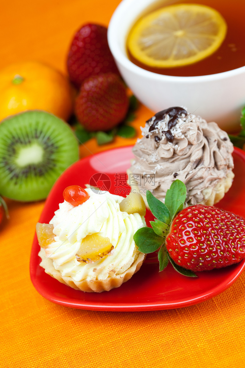 柠檬 莱蒙茶 曼丹丹林 基维 蛋糕和草莓奇异果叶子文化餐具飞碟盘子奶油糕点橙子美食图片
